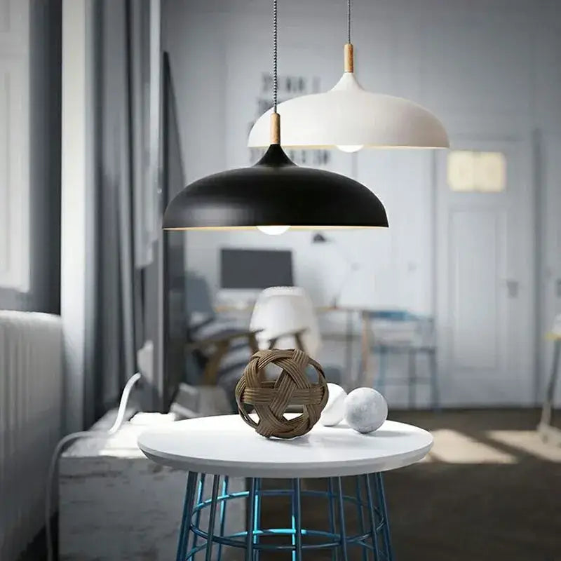Suspension luminaire scandinave au design épuré avec détail bois

