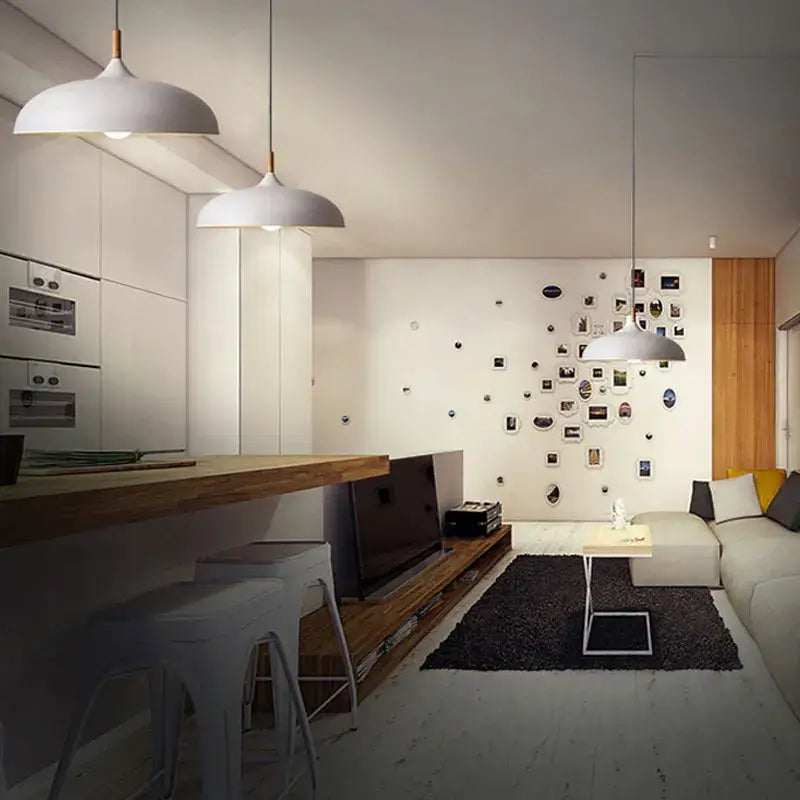 Suspension luminaire scandinave au design épuré avec détail bois

