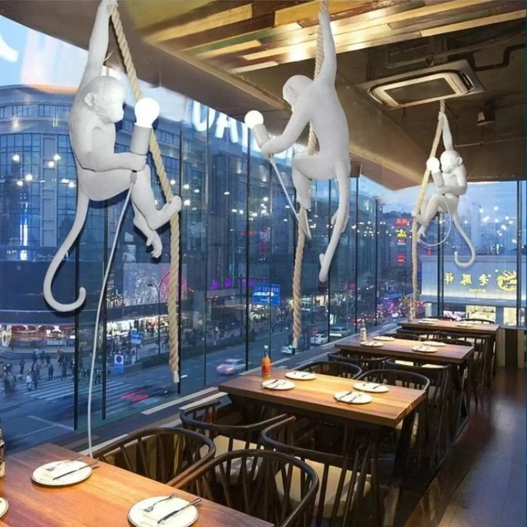 Suspension luminaire blanc en forme de singe avec ampoules intégrées et cordes en corde naturelle sans frais supplémentaires