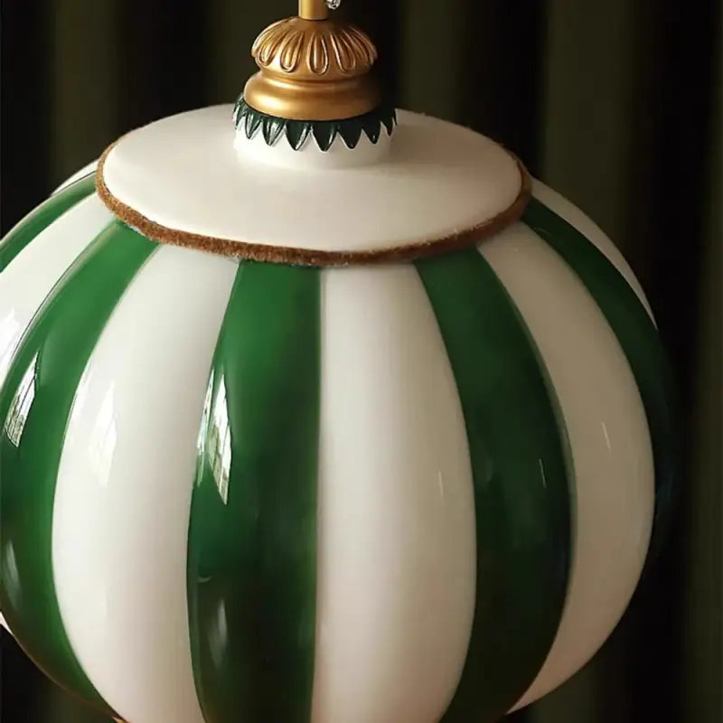 Suspension luminaire sphère en verre rayé vert et blanc élégante