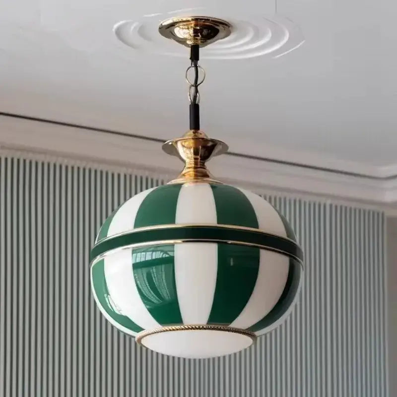 Suspension luminaire sphère en verre rayé vert et blanc élégante