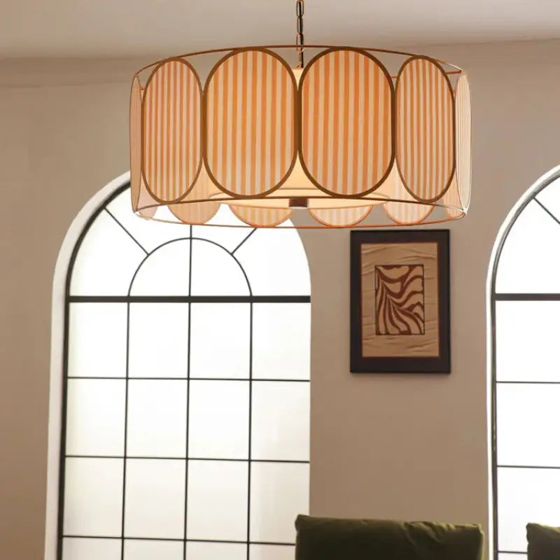 Suspension luminaire en stries beige et or style art déco chic