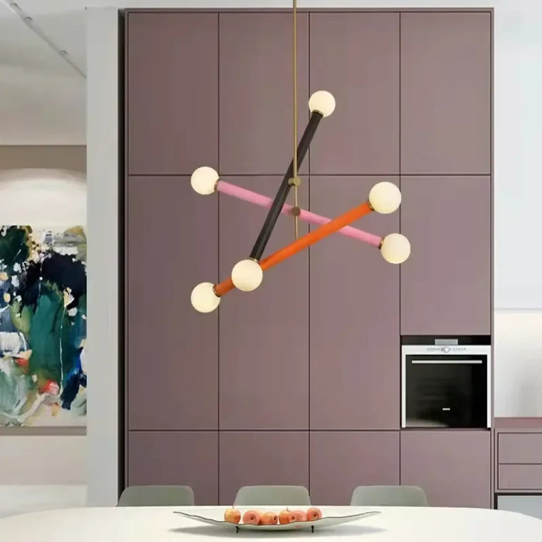 Suspension luminaire tsara avec tiges noires, orange et roses et lumière diffuse sphérique moderne et géométrique