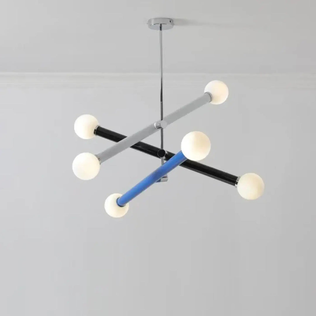 Suspension luminaire tsara avec bras géométriques chrome en noir gris et bleu et lumière diffuse globe en verre dépoli