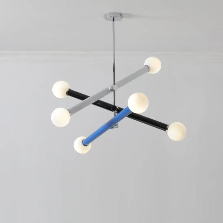 Suspension luminaire tsara avec bras géométriques chrome en noir gris et bleu et lumière diffuse globe en verre dépoli