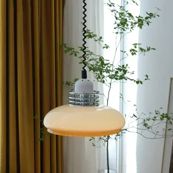 Suspension luminaire bau en verre translucide crème avec col en métal chrome et cordon noir pour une ambiance unique style rétro