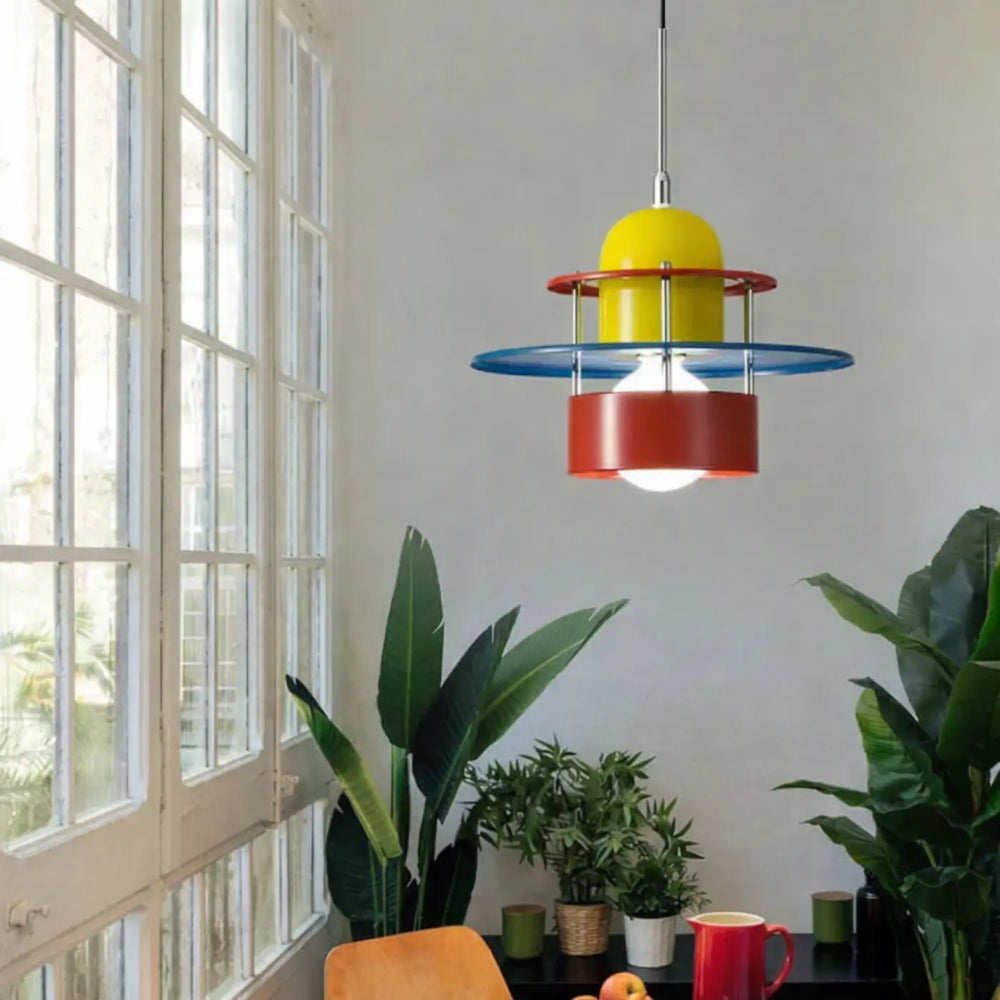 Suspension luminaire vibrant avec dôme jaune anneaux rouges et bleus style rétro-vintage présence douce retrolux