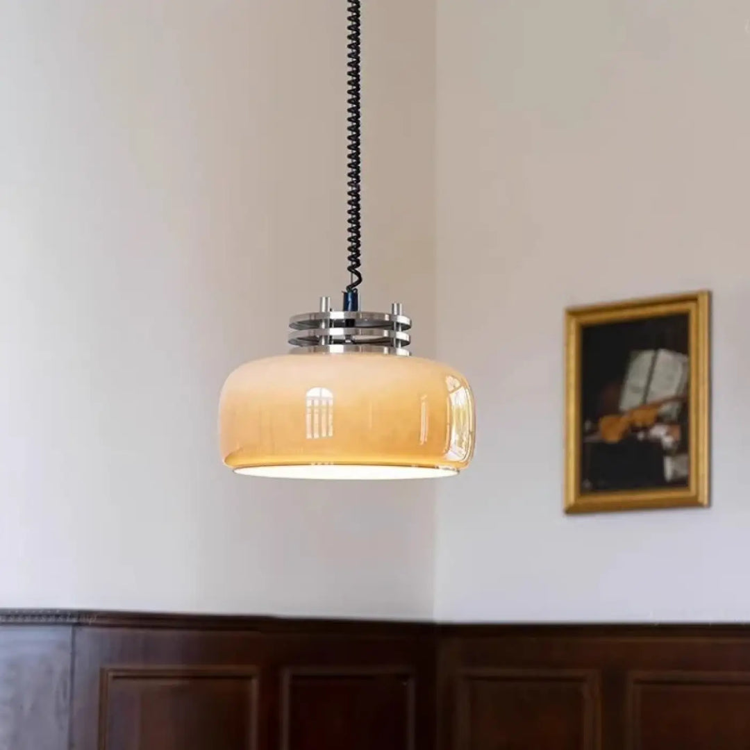 Suspension luminaire jani avec verre ambre chaud, finition chrome et cordon noir enroulé de style luminaire vintage