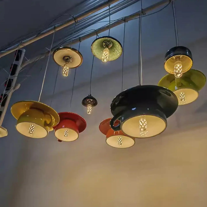 Suspension luminaire tasse en céramique colorée avec anses et bords métalliques design contemporain
