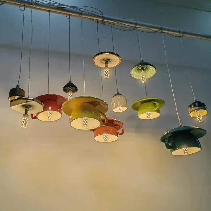 Suspension luminaire tasse tassa en céramique colorée au design contemporain avec finition brillante pour un éclairage suspendu unique