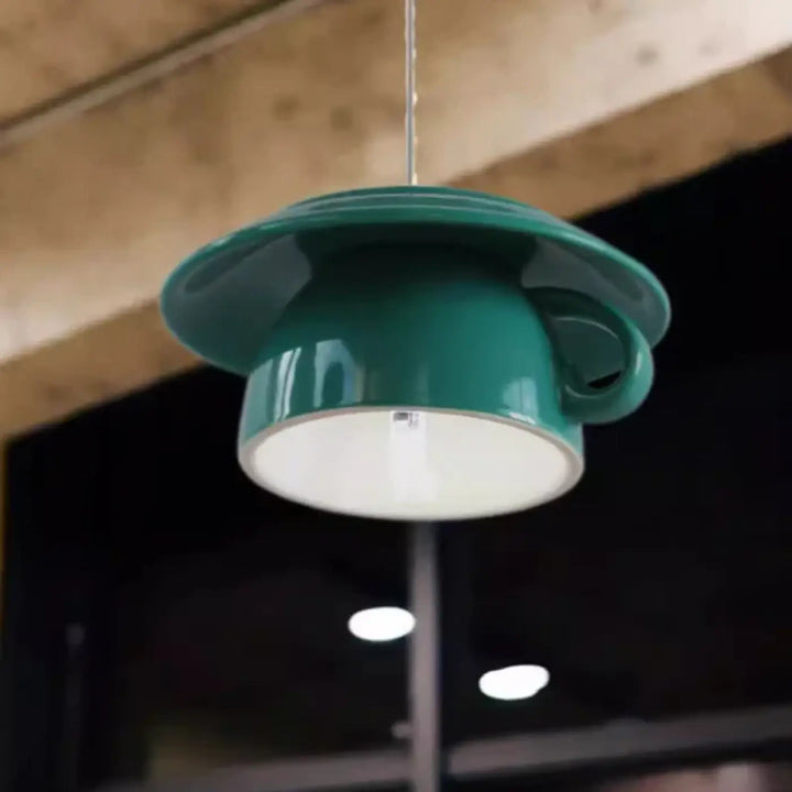 Suspension luminaire tasse en céramique teal avec intérieur blanc et anse design contemporain suspendue par fil fin