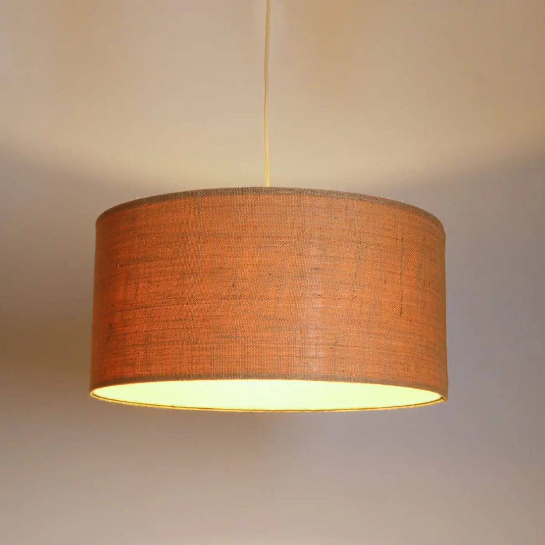 Suspension luminaire boho elegant en tissu beige ecru minimaliste chic avec abat-jour cylindrique en lin texturé chaleureux