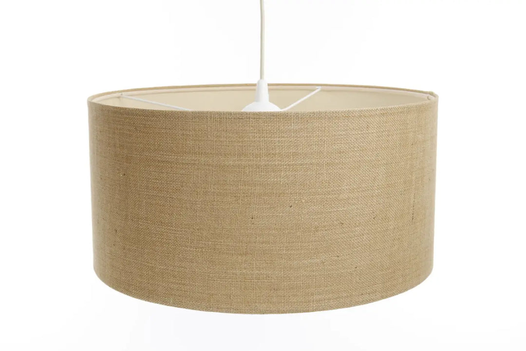 Suspension luminaire beige en tissu minimaliste chic avec abat-jour drum en toile de jute et fixateur central blanc