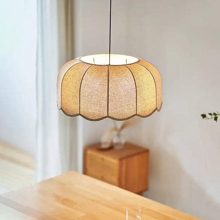 Suspension luminaire en tissu beige au design moderne