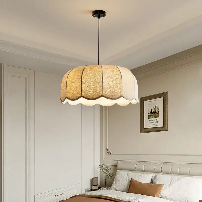 Suspension luminaire en tissu beige au design moderne