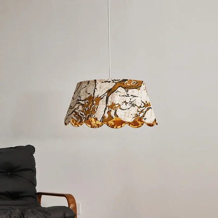 Suspension luminaire en tissu brodé motifs dorés élégants