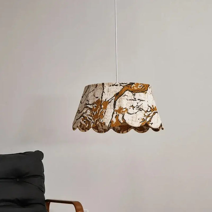 Suspension luminaire en tissu brodé motifs dorés élégants