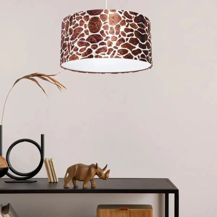 Suspension luminaire girafe marron en tissu girafe marron avec motif clair et surface en tissu lisse