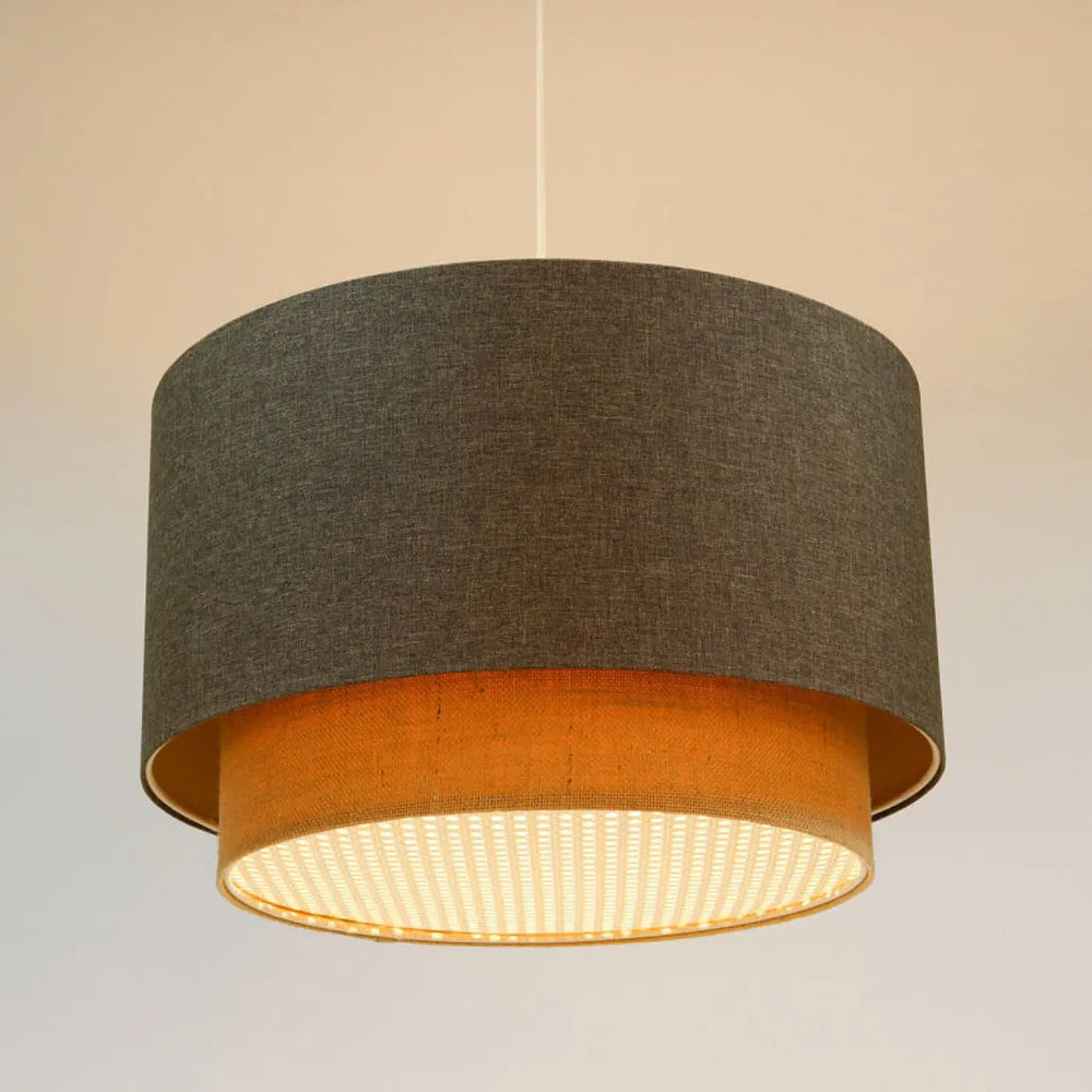 Suspension luminaire duo rattan en tissu graphite avec doublure orange et diffuseur en maille beige apporte une lumière chaleureuse