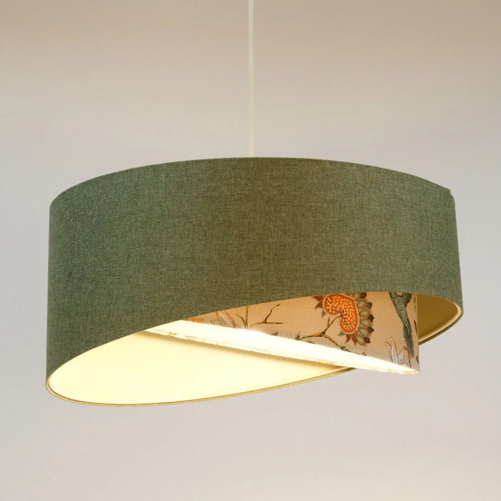 Suspension luminaire gris vert en tissu gris vert avec extérieur texturé et intérieur imprimé botanique sur papier écru