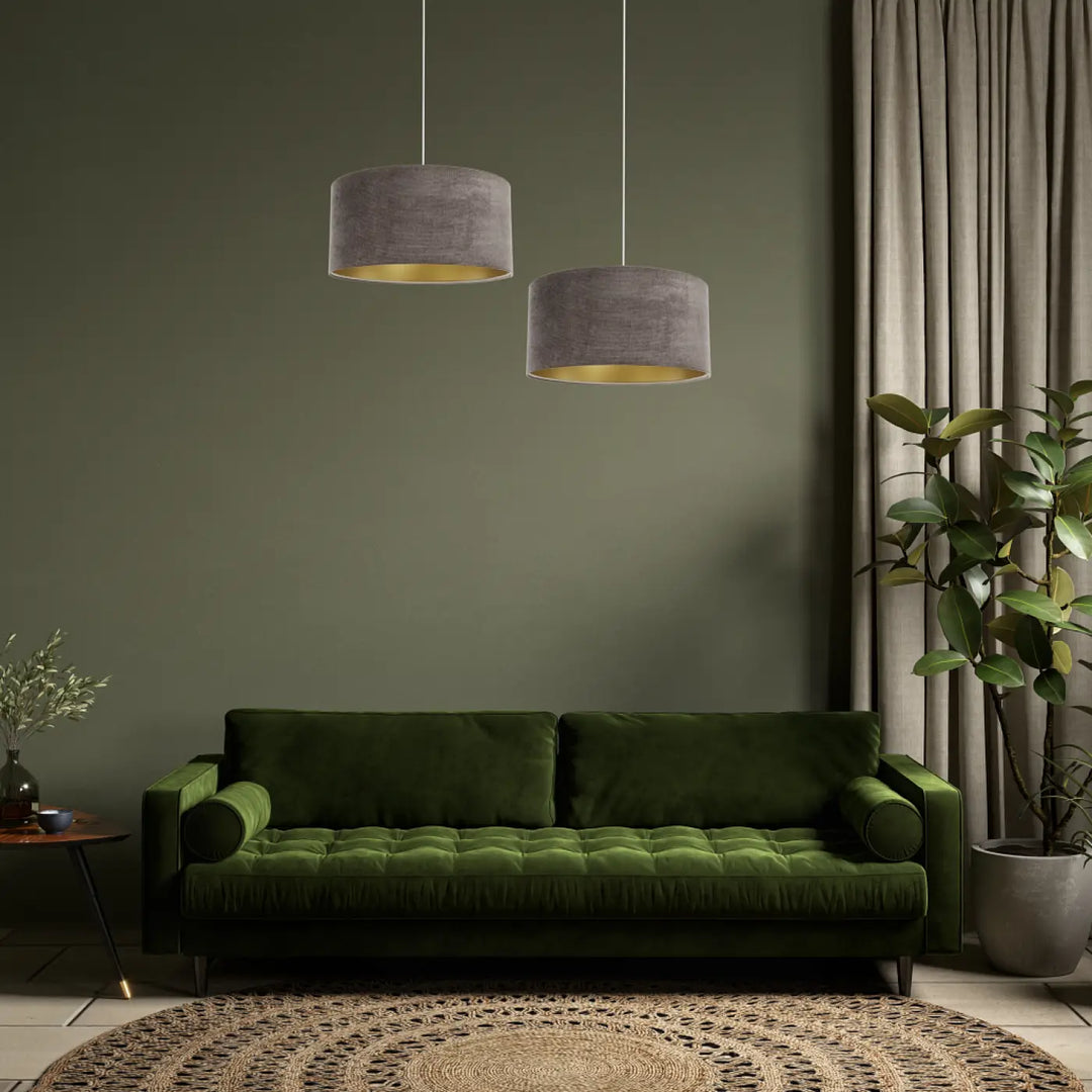 Canapé en velours capitonné vert foncé style moderne chic avec suspension luminaire tissu marron dore glamour structural velour