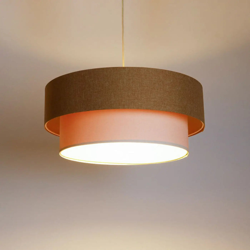 Suspension luminaire duo boho élégant avec tissu moutarde et intérieur crème en style moderne à deux niveaux