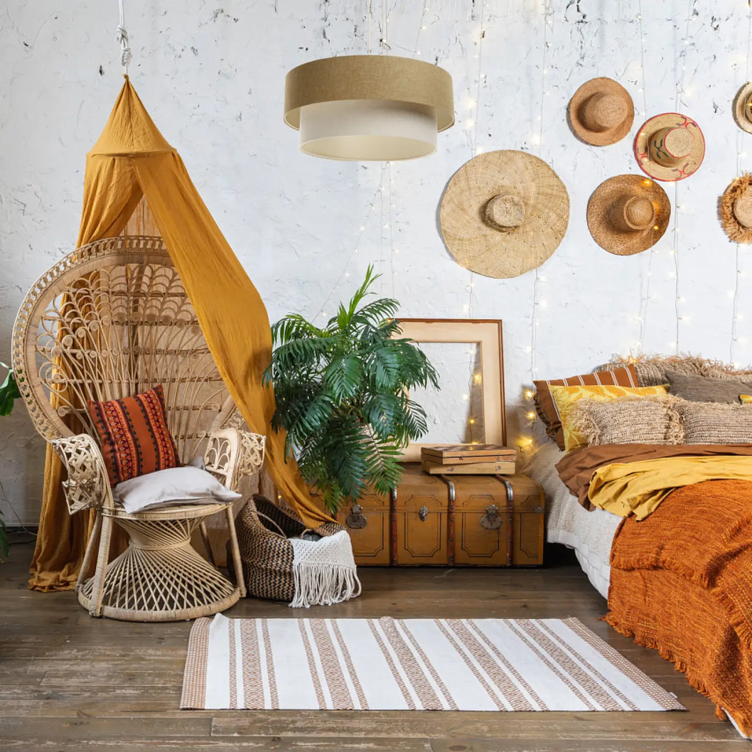 Suspension luminaire duo boho elegant avec tissu moutarde sur chaise paon en rotin tissé style moderne