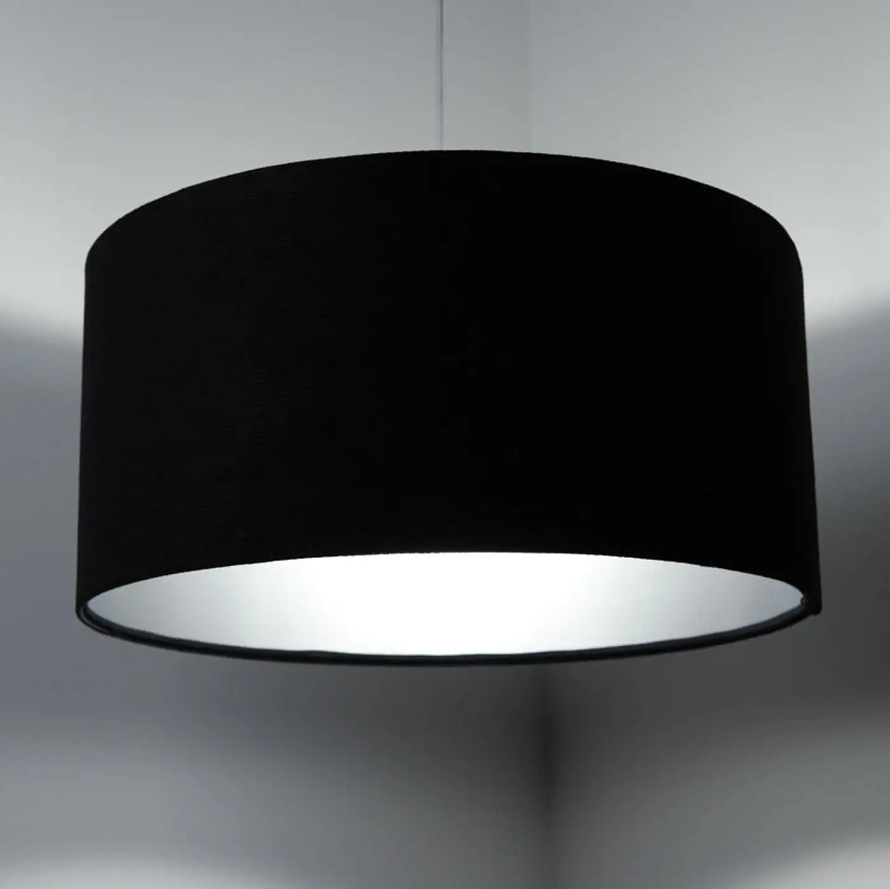 Suspension luminaire noir en tissu velours mat avec intérieur argenté pour un style moderne chic