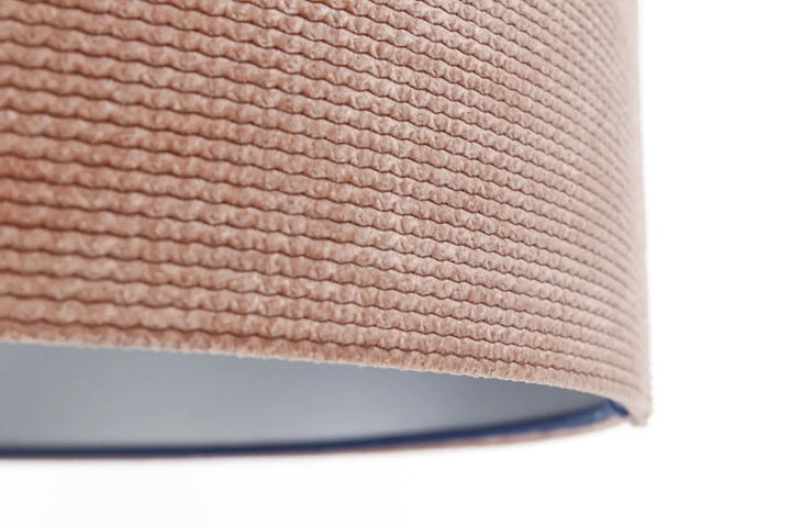 Suspension luminaire glamour structural velour en tissu rose avec abat-jour tissé blush et bord intérieur bleu style moderne chic