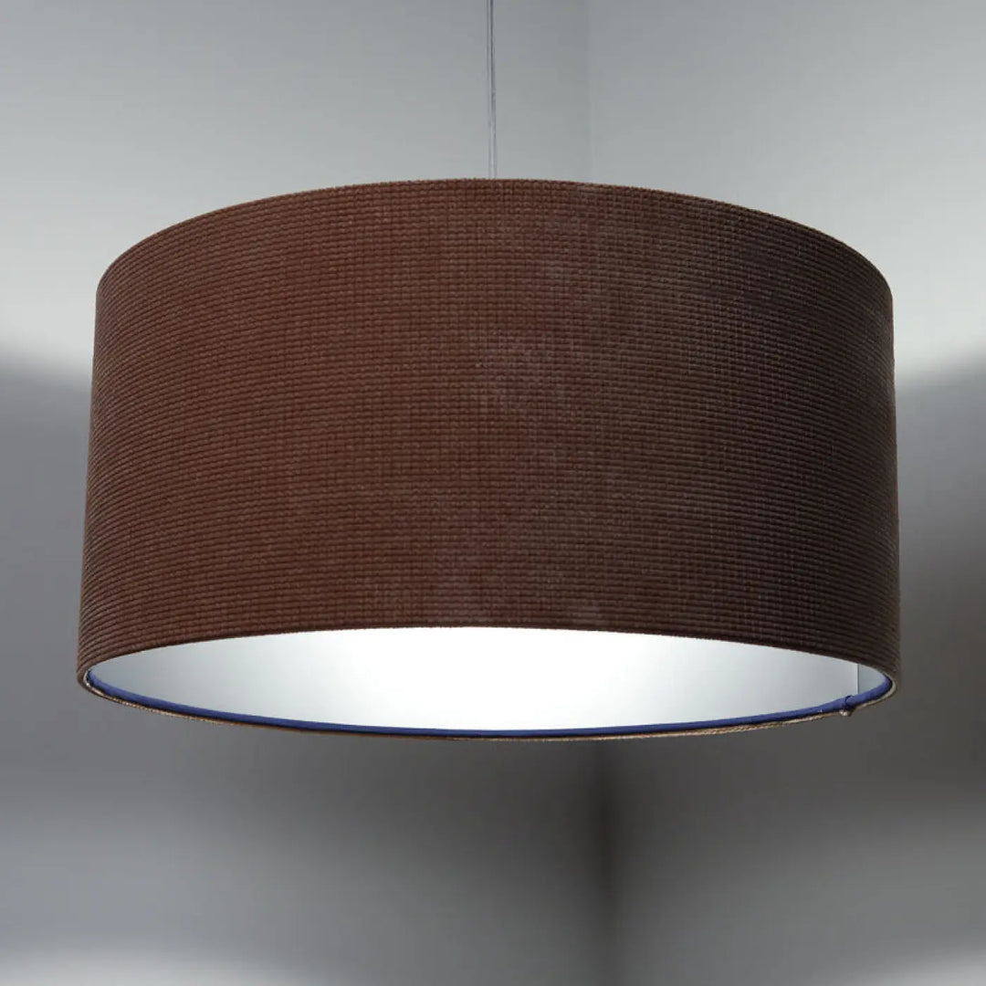 Suspension luminaire en tissu velours structuré marron avec intérieur blanc et bordure bleue style moderne chic