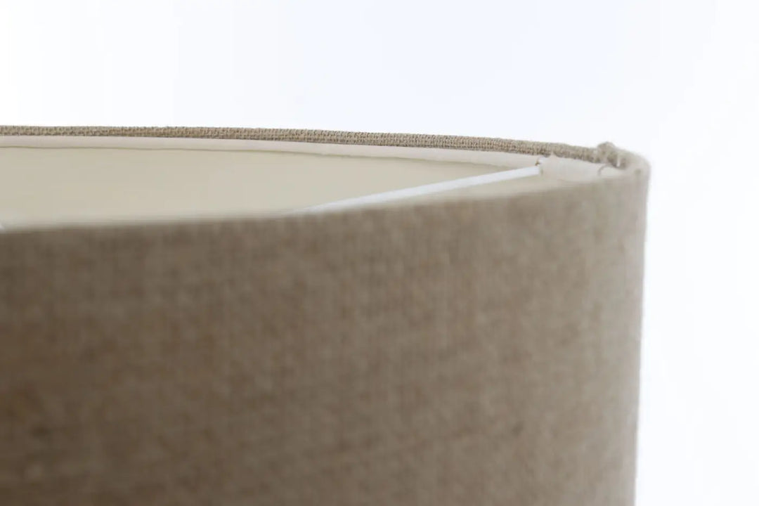 Suspension luminaire beige en tissu taupe avec abat-jour en lin minimaliste chic à texture subtile et bord cousu