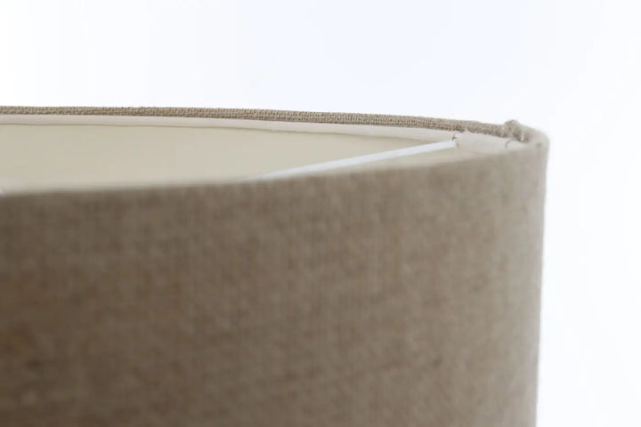 Suspension luminaire beige en tissu taupe avec abat-jour en lin minimaliste chic à texture subtile et bord cousu