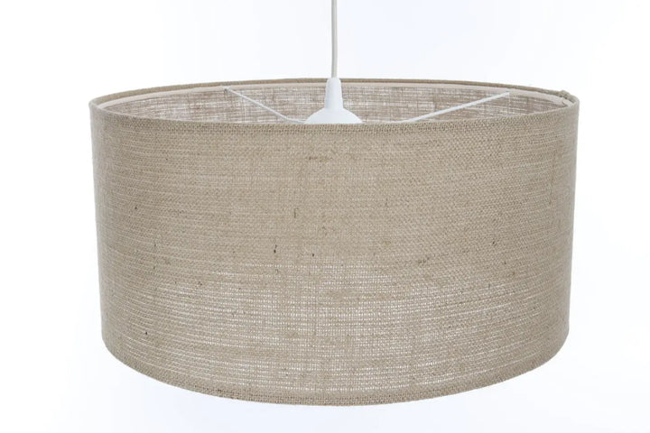 Suspension luminaire beige en lin tissé drum avec fixture centrale blanche style minimaliste moderne tissu taupe