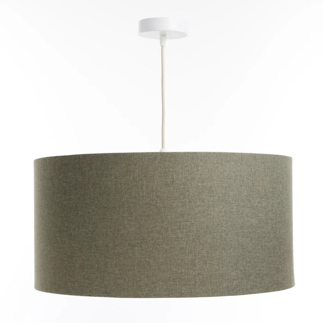 Suspension luminaire boho elegant vert gris avec abat-jour cylindrique en tissu vert à texture subtile suspendu par cordon blanc