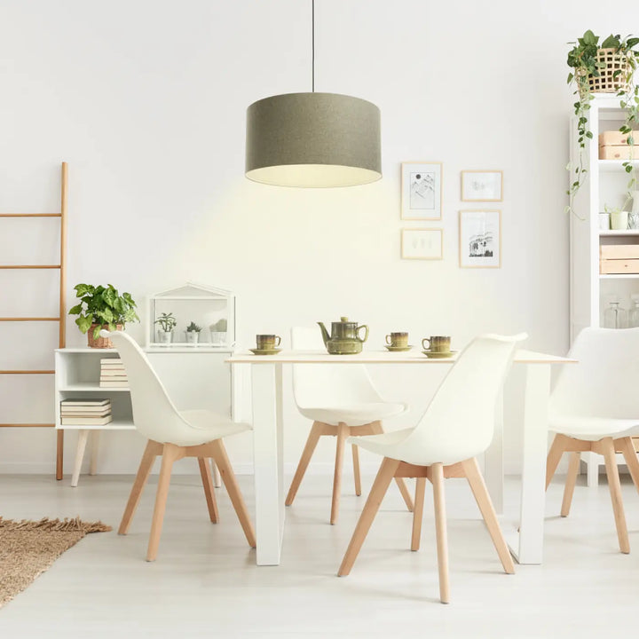 Suspension luminaire cylindrique moderne en tissu vert gris avec abat-jour gris clair suspendu au-dessus de la table à manger