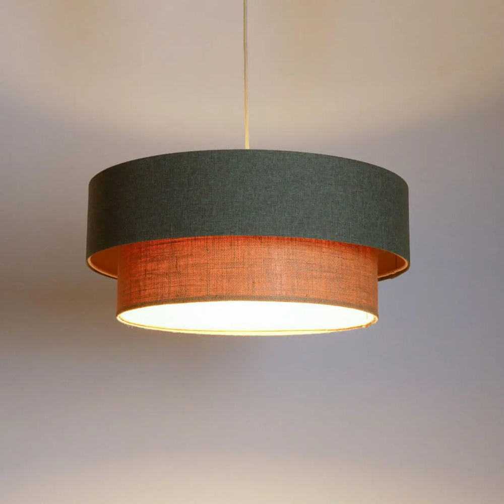 Suspension luminaire duo boho élégant avec abat-jour tissu vert gris texturé et abat-jour tissé orange éclairé