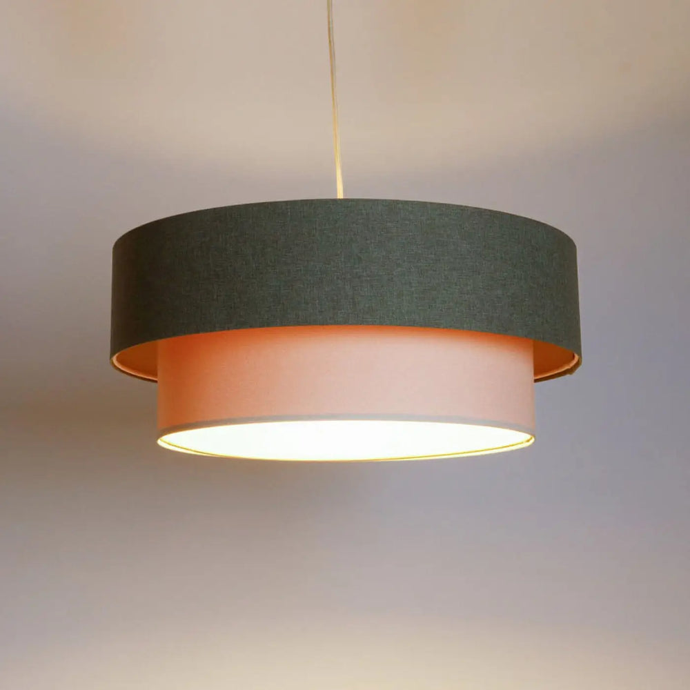 Suspension luminaire duo boho elegant avec tissu vert gris texturé et doublure crème lumineuse