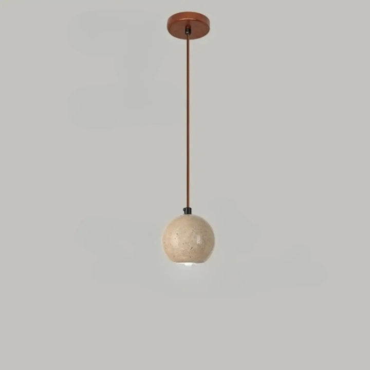 Suspension luminaire kreto avec globe en céramique beige mat pâle et tige en métal cuivré halo doré travertin aux lignes