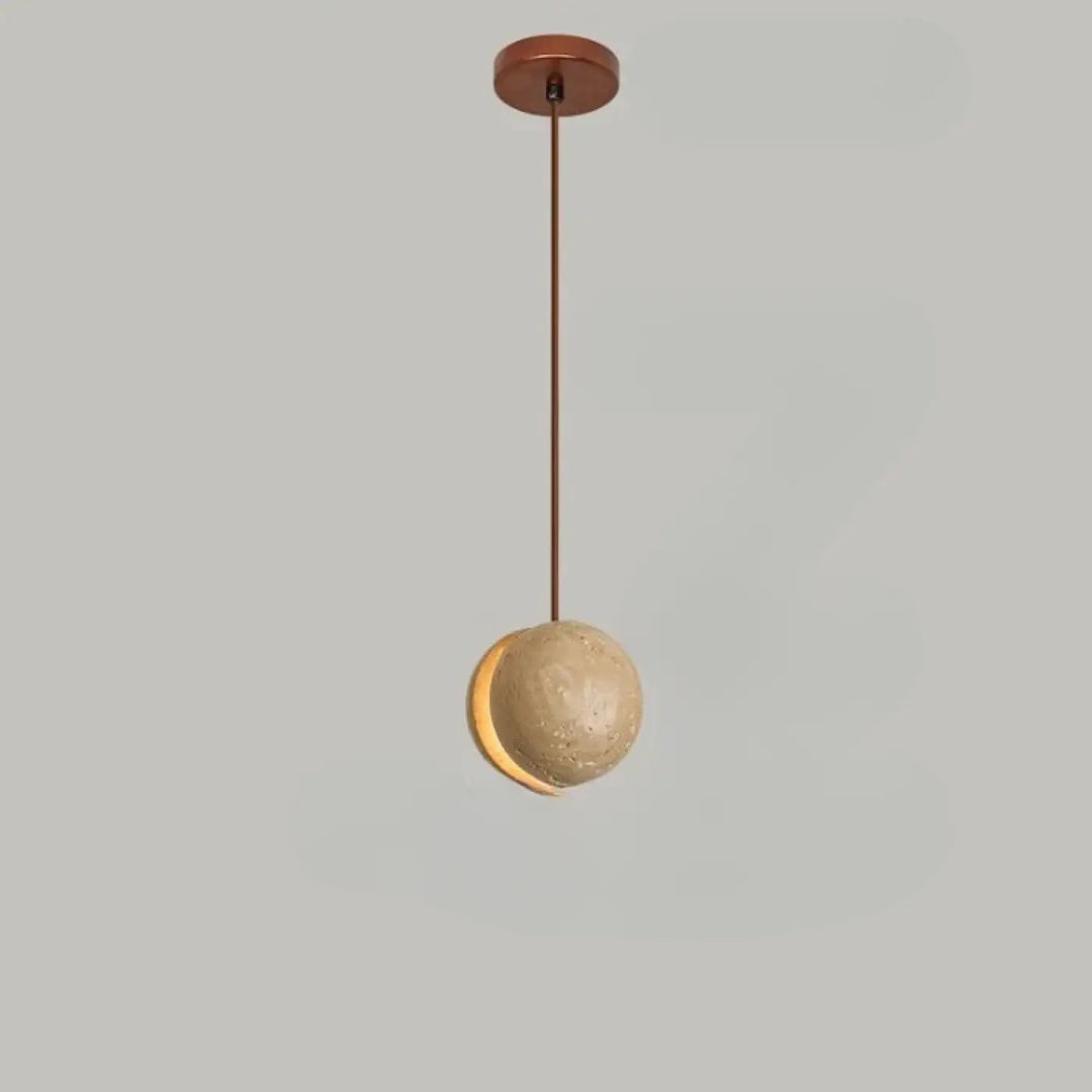 Suspension luminaire kreto avec abat-jour sphérique texturé beige et support cuivre halo doré style travertin aux lignes