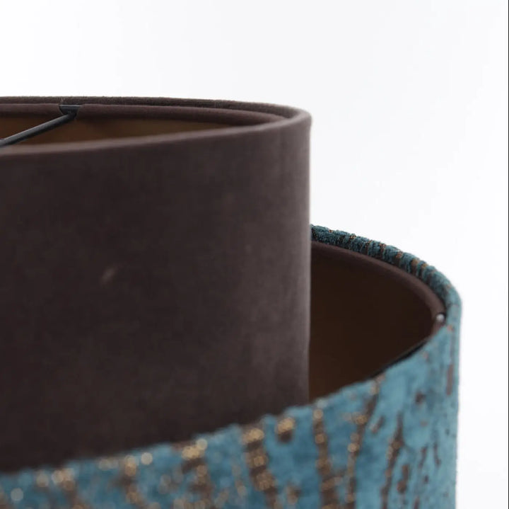 Suspension luminaire doblo avec abat-jour cylindriques en tissu marron mat et turquoise texturé cuivré