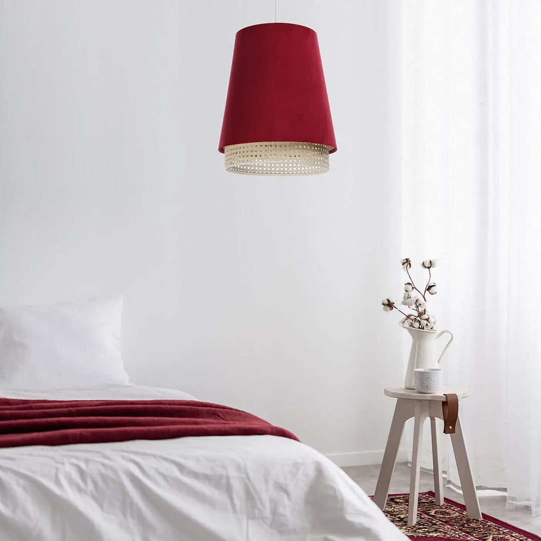 Suspension luminaire sensei rattan rouge velours avec base en rotin tressé au-dessus du lit luminaire turquoise
