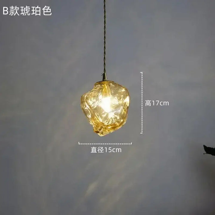 Suspension luminaire en verre ambré texturé et détail bois élégant