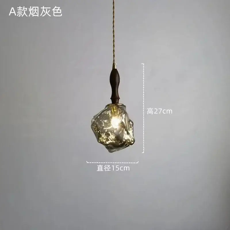 Suspension luminaire en verre ambré texturé et détail bois élégant