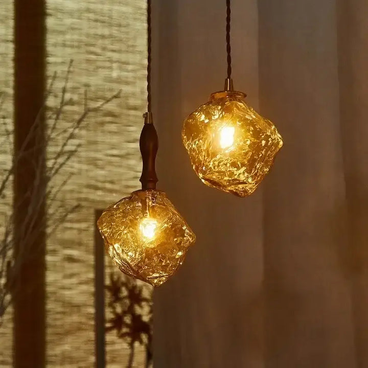 Suspension luminaire en verre ambré texturé et détail bois élégant