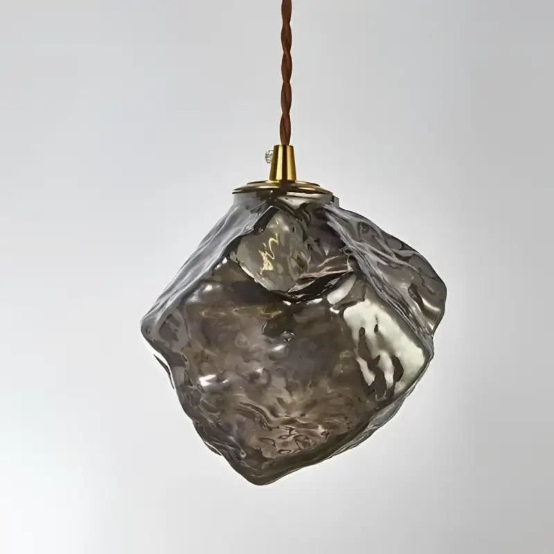 Suspension luminaire en verre ambré texturé et détail bois élégant