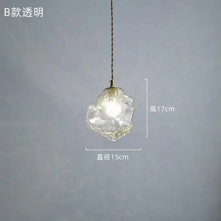 Suspension luminaire en verre ambré texturé et détail bois élégant