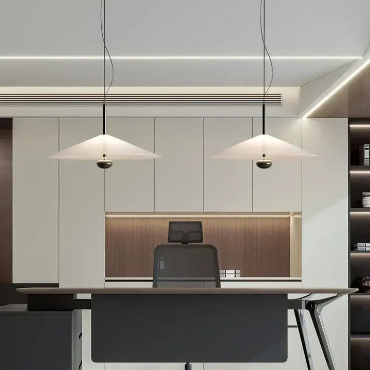 Suspension luminaire en verre blanc design épuré et moderne