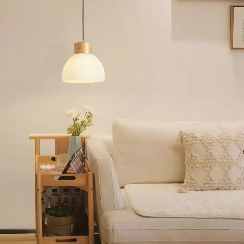 Suspension luminaire en verre blanc avec détails en bois naturel