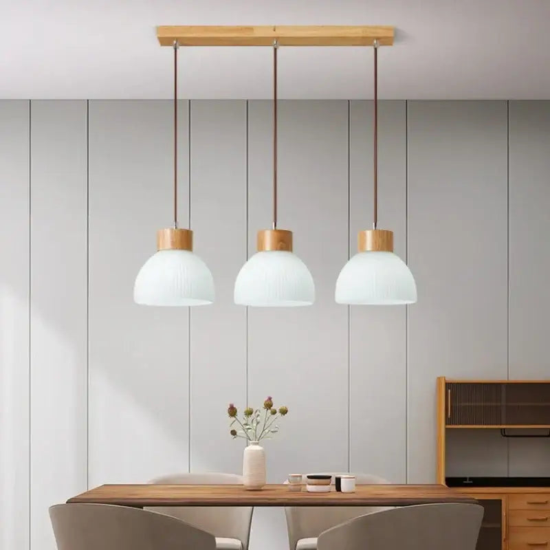 Suspension luminaire en verre blanc avec détails en bois naturel