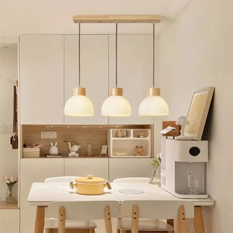 Suspension luminaire en verre blanc avec détails en bois naturel